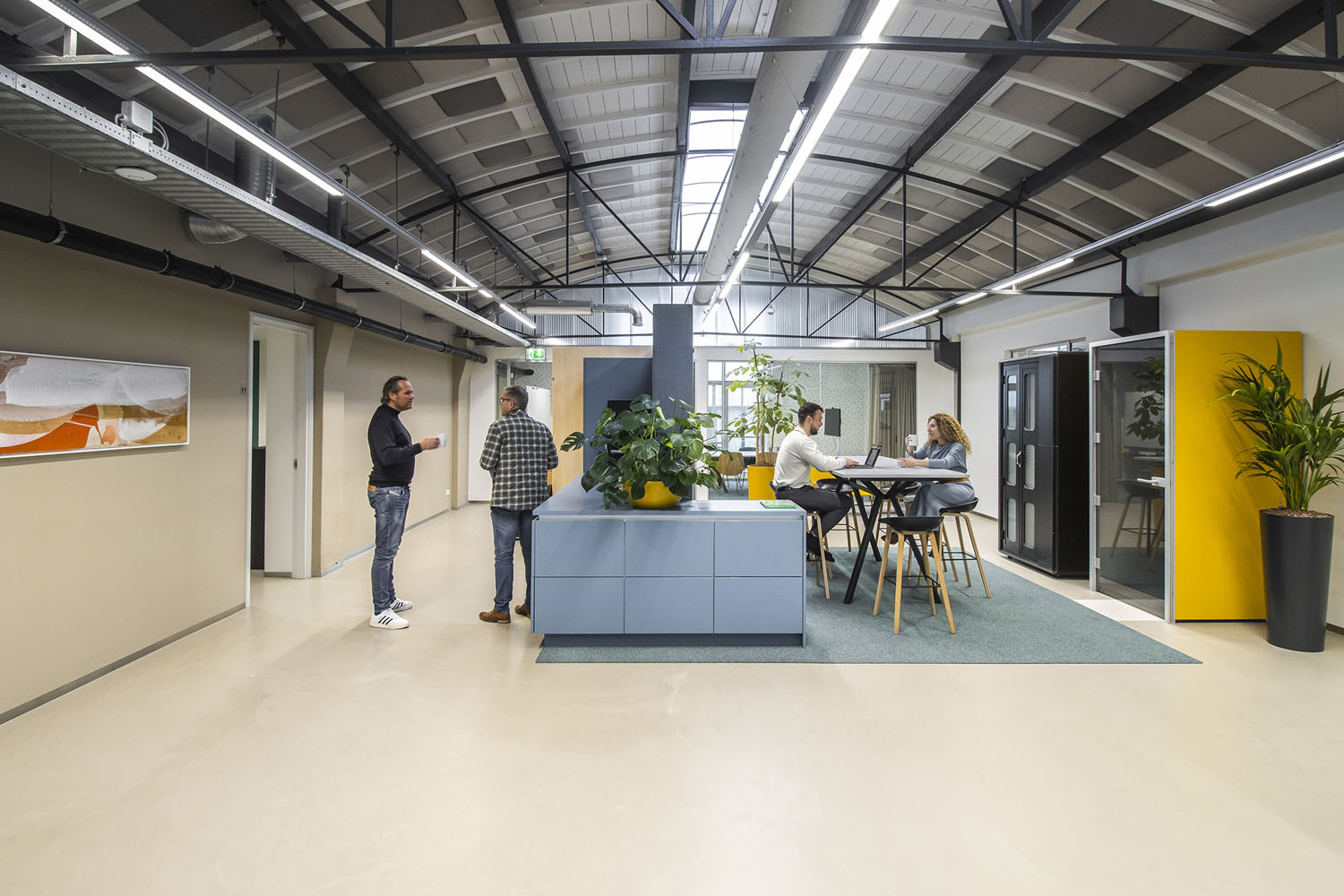 De open hal met het originele stalen fabrieksdak
